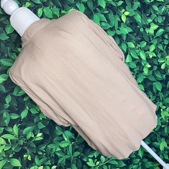 BUTTON UP COLLARED SHIRT W/ ROLLED SLEEVES & FRONT POCKET · SIZE M · F21 - Picture 5 of 6